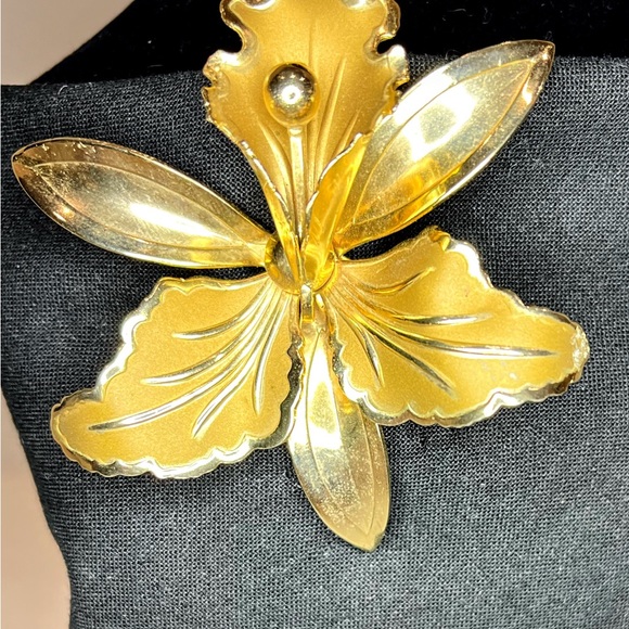 Unsigned Brooch Two Toned Gold Colored Large Iris Brooch - Picture 14 of 14